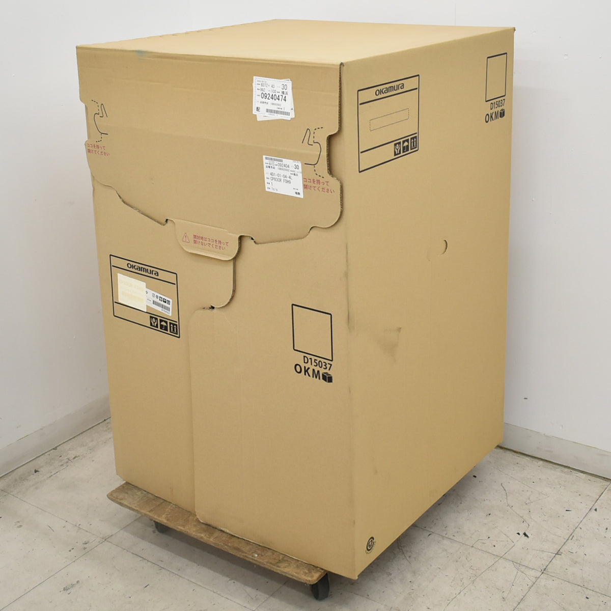 【中古】[新品未使用品]オカムラ　バロン　ローバック　可動肘　シルバー脚　レッド  2026093007【オフィスチェア】