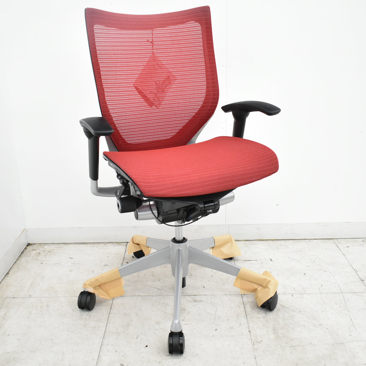 【中古】[新品未使用品]オカムラ　バロン　ローバック　可動肘　シルバー脚　レッド  2026093007【オフィスチェア】