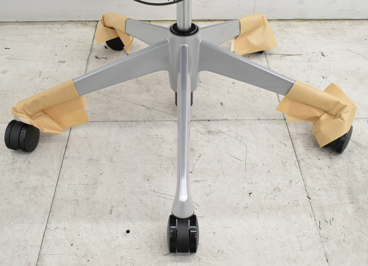【中古】[新品未使用品]オカムラ　バロン　ローバック　可動肘　シルバー脚　レッド  2026093007【オフィスチェア】