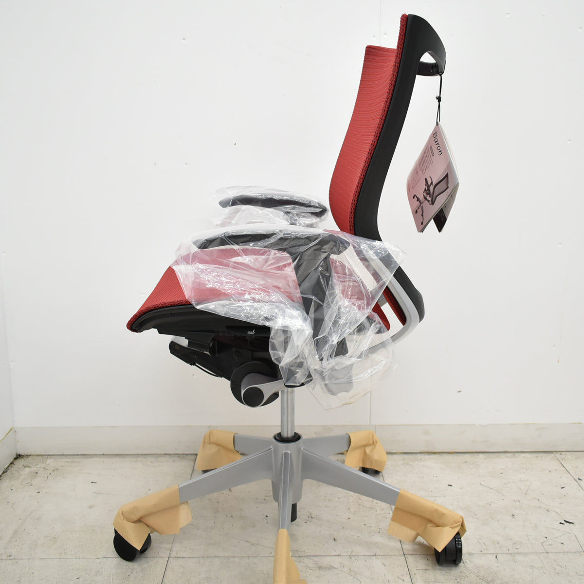 【中古】[新品未使用品]オカムラ　バロン　ローバック　可動肘　シルバー脚　レッド  2026093007【オフィスチェア】
