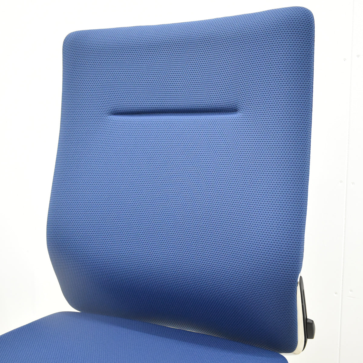 【中古】[新品未使用品]オカムラ　コーラル　ハイバック　肘なし　ランバーサポート　ポリッシュ　ミディアムブルー　2026093008【中古オフィス家具】