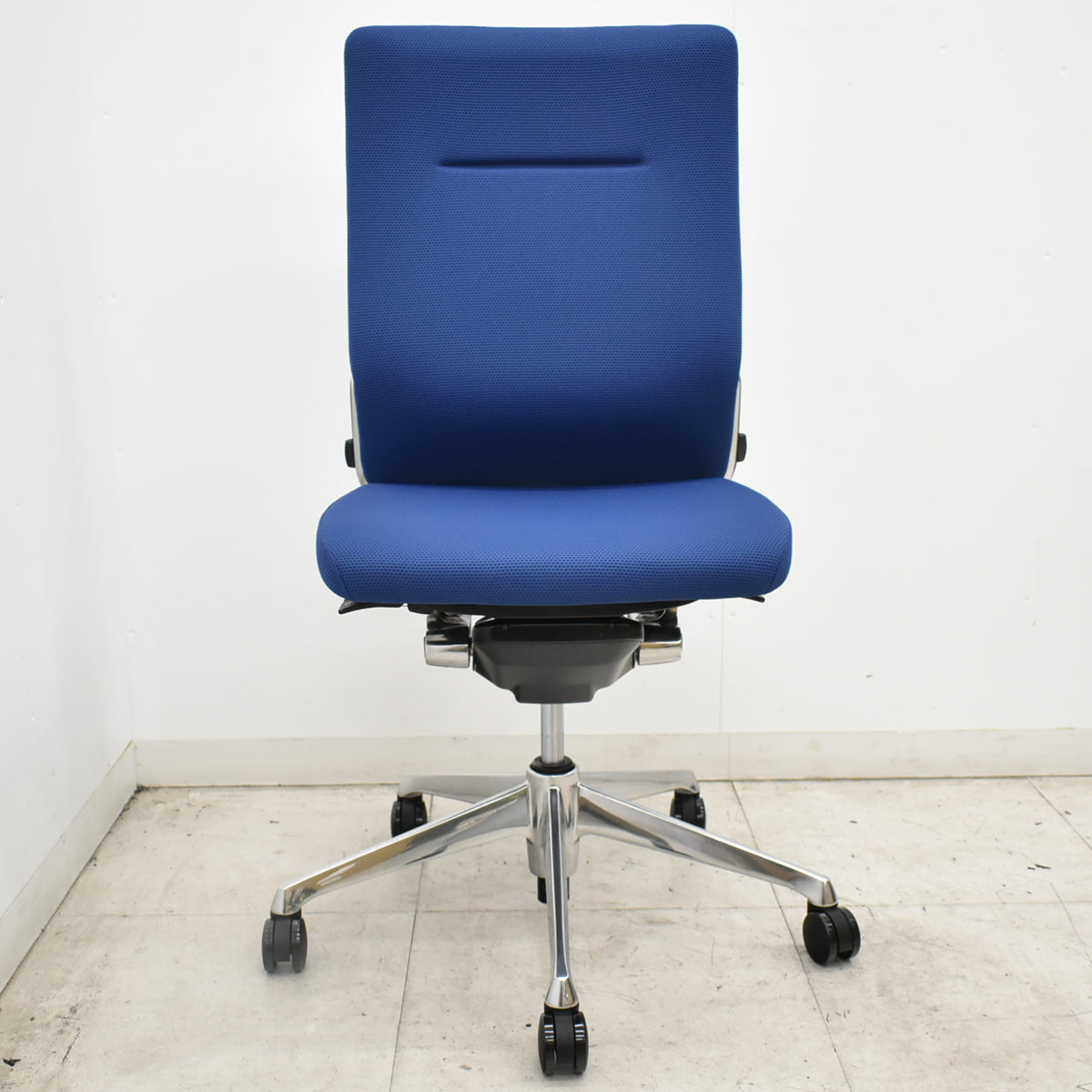 【中古】[新品未使用品]オカムラ　コーラル　ハイバック　肘なし　ランバーサポート　ポリッシュ　ミディアムブルー　2026093008【中古オフィス家具】