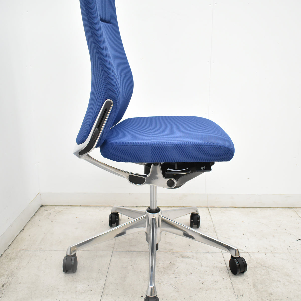 【中古】[新品未使用品]オカムラ　コーラル　ハイバック　肘なし　ランバーサポート　ポリッシュ　ミディアムブルー　2026093008【中古オフィス家具】