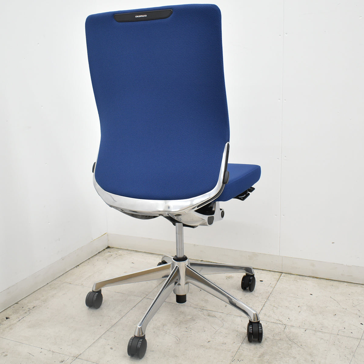 【中古】[新品未使用品]オカムラ　コーラル　ハイバック　肘なし　ランバーサポート　ポリッシュ　ミディアムブルー　2026093008【中古オフィス家具】
