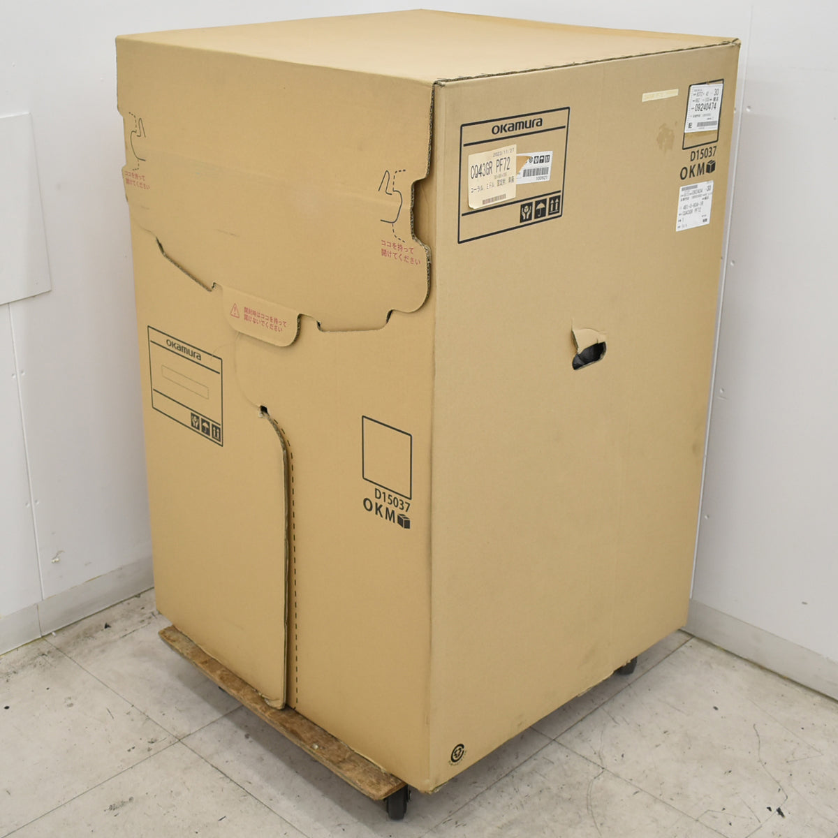 【中古】[新品未使用品]オカムラ　コーラル　ミドルバック　固定肘　シルバー脚　ブラック　2026093009【中古オフィス家具】