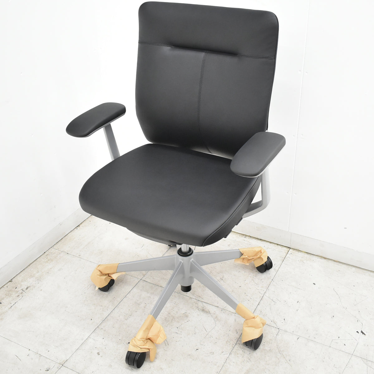 【中古】[新品未使用品]オカムラ　コーラル　ミドルバック　固定肘　シルバー脚　ブラック　2026093009【中古オフィス家具】