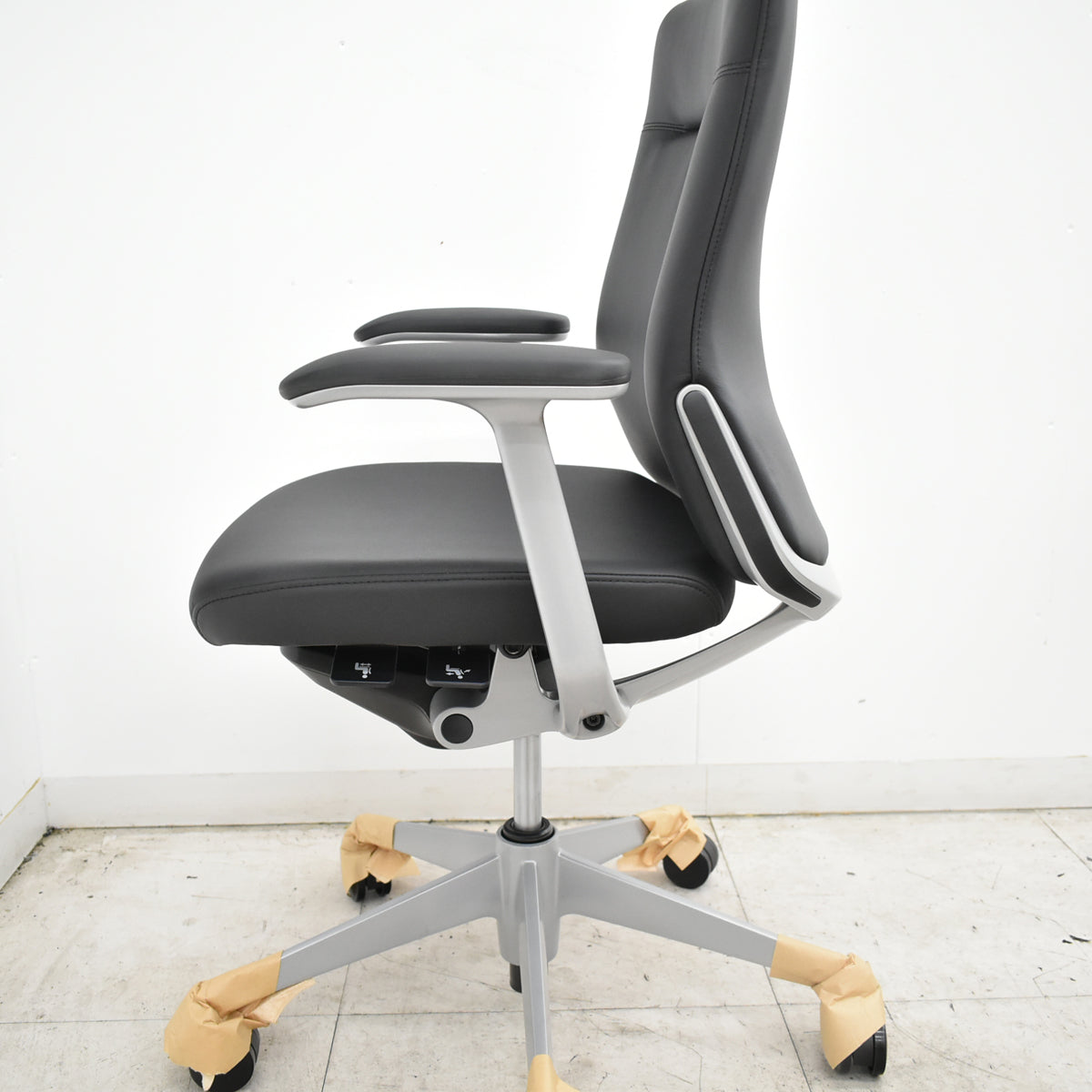 【中古】[新品未使用品]オカムラ　コーラル　ミドルバック　固定肘　シルバー脚　ブラック　2026093009【中古オフィス家具】