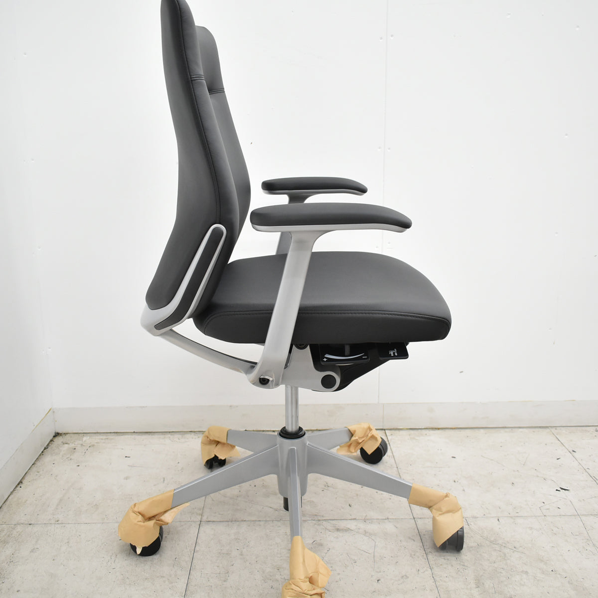 【中古】[新品未使用品]オカムラ　コーラル　ミドルバック　固定肘　シルバー脚　ブラック　2026093009【中古オフィス家具】