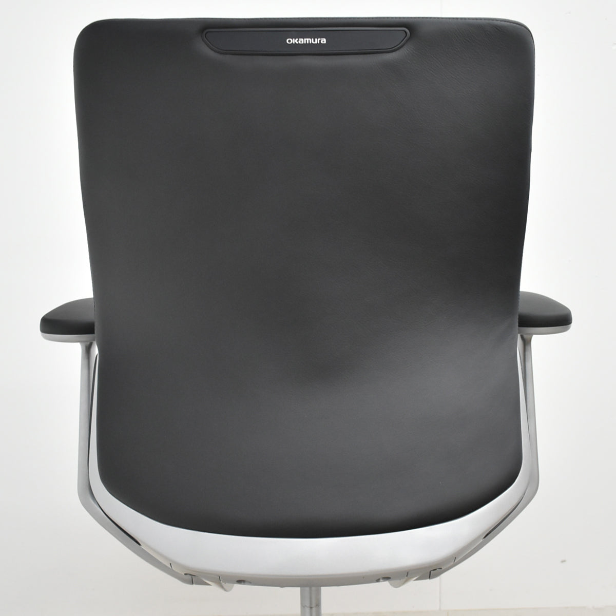 【中古】[新品未使用品]オカムラ　コーラル　ミドルバック　固定肘　シルバー脚　ブラック　2026093009【中古オフィス家具】