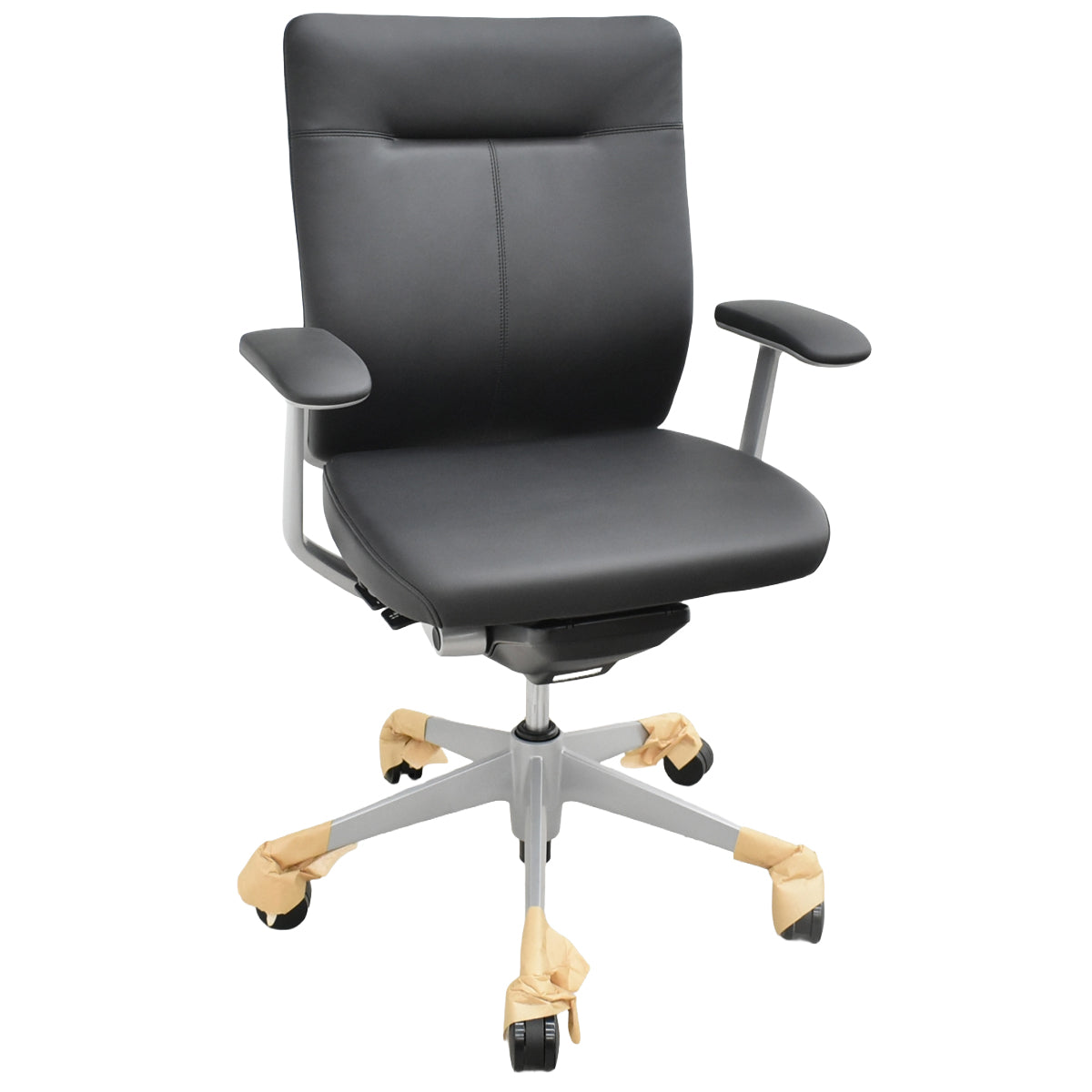 【中古】[新品未使用品]オカムラ　コーラル　ミドルバック　固定肘　シルバー脚　ブラック　2026093009【中古オフィス家具】