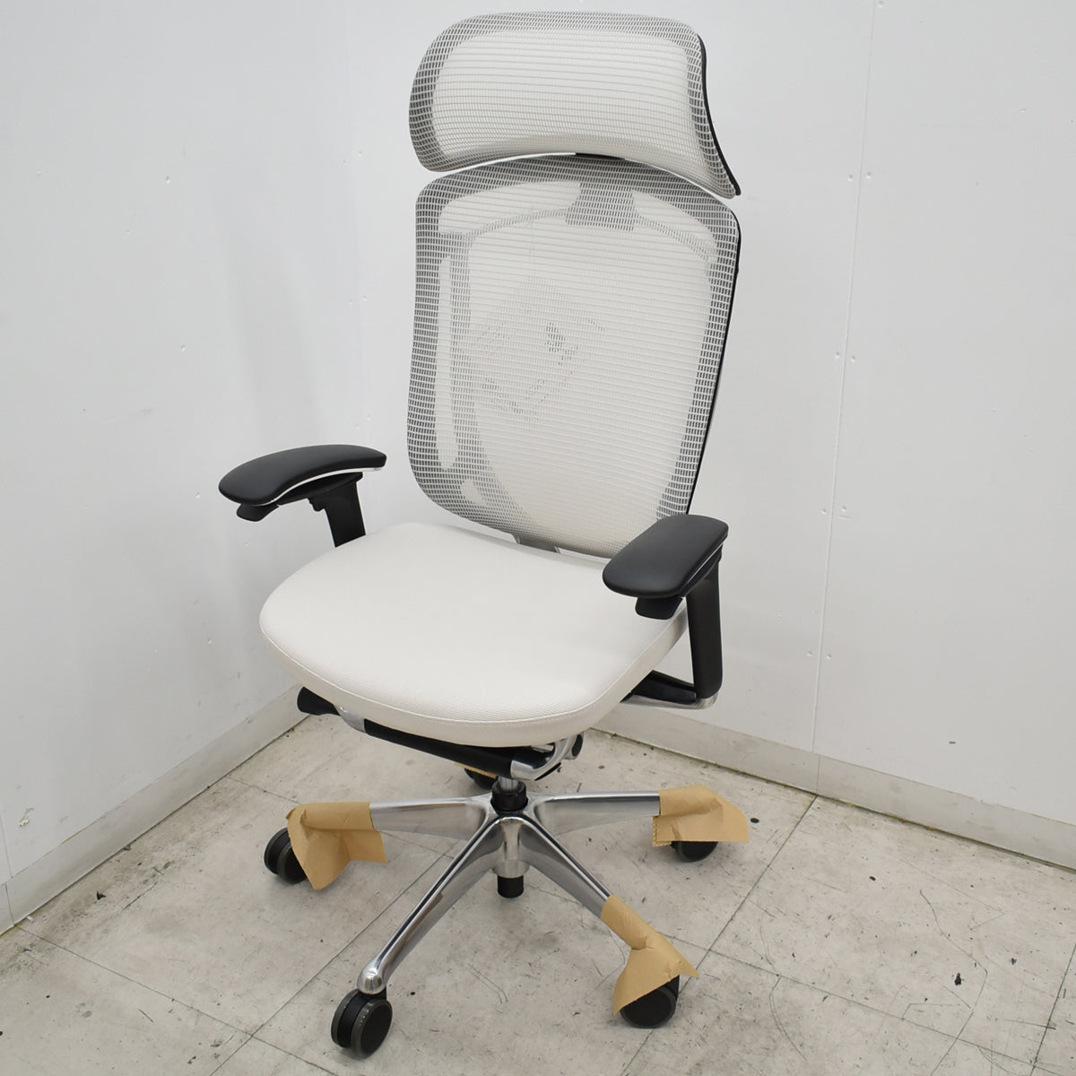 【中古】[新品未使用品]オカムラ　コンテッサセコンダ　エクストラハイバック　可動肘　ランバーサポート　ポリッシュ　ウレタンキャスター　ホワイト　2026100101【中古オフィス家具】