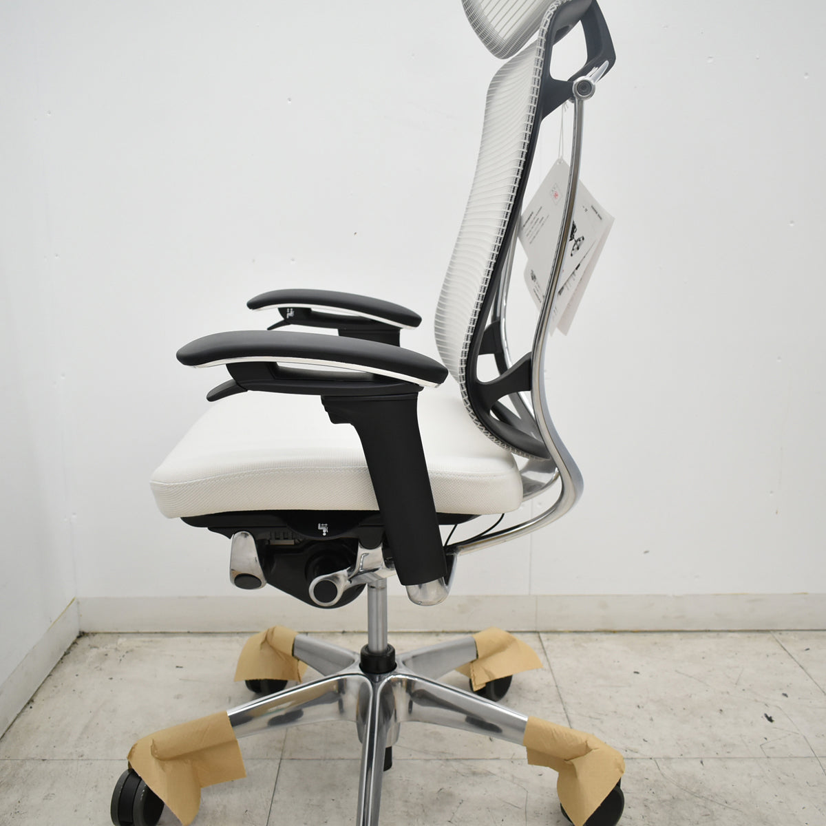 【中古】[新品未使用品]オカムラ　コンテッサセコンダ　エクストラハイバック　可動肘　ランバーサポート　ポリッシュ　ウレタンキャスター　ホワイト　2026100101【中古オフィス家具】