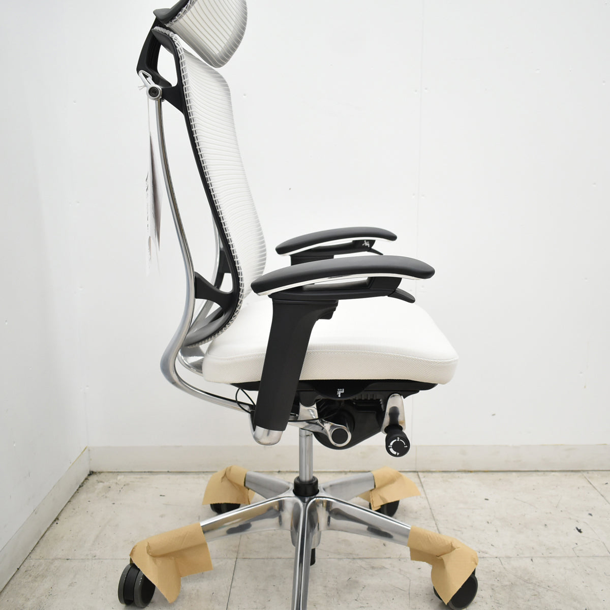 【中古】[新品未使用品]オカムラ　コンテッサセコンダ　エクストラハイバック　可動肘　ランバーサポート　ポリッシュ　ウレタンキャスター　ホワイト　2026100101【中古オフィス家具】
