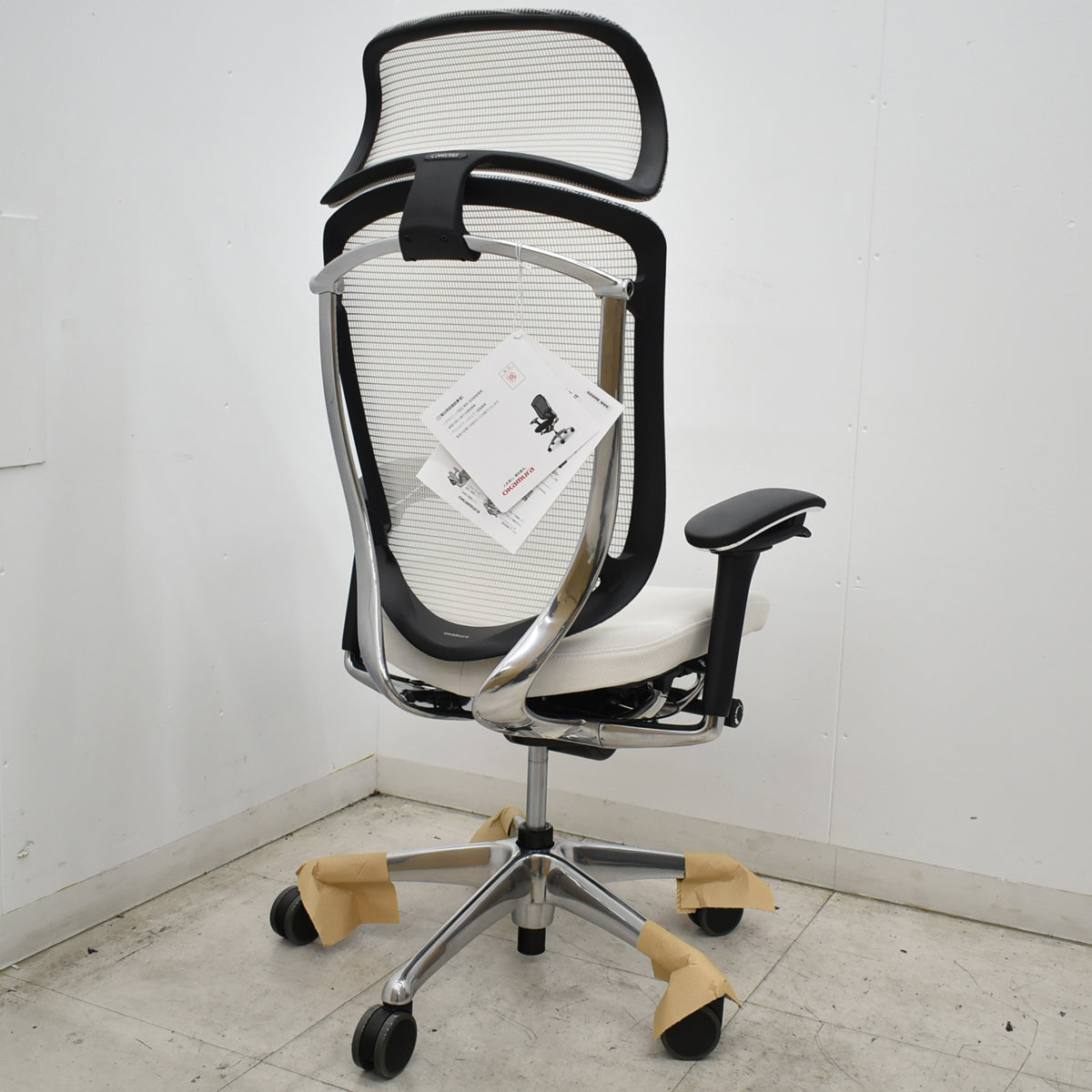 【中古】[新品未使用品]オカムラ　コンテッサセコンダ　エクストラハイバック　可動肘　ランバーサポート　ポリッシュ　ウレタンキャスター　ホワイト　2026100101【中古オフィス家具】