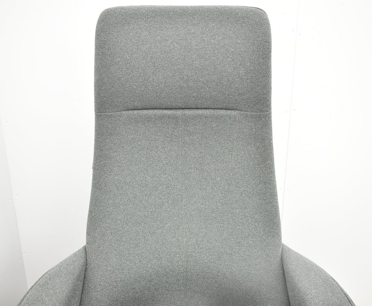 【中古】[新品未使用品]オカムラ　ライブス　パーソナルチェア　EXハイバック　アルミ脚（ブラック）肘付　2026100103【中古オフィス家具】