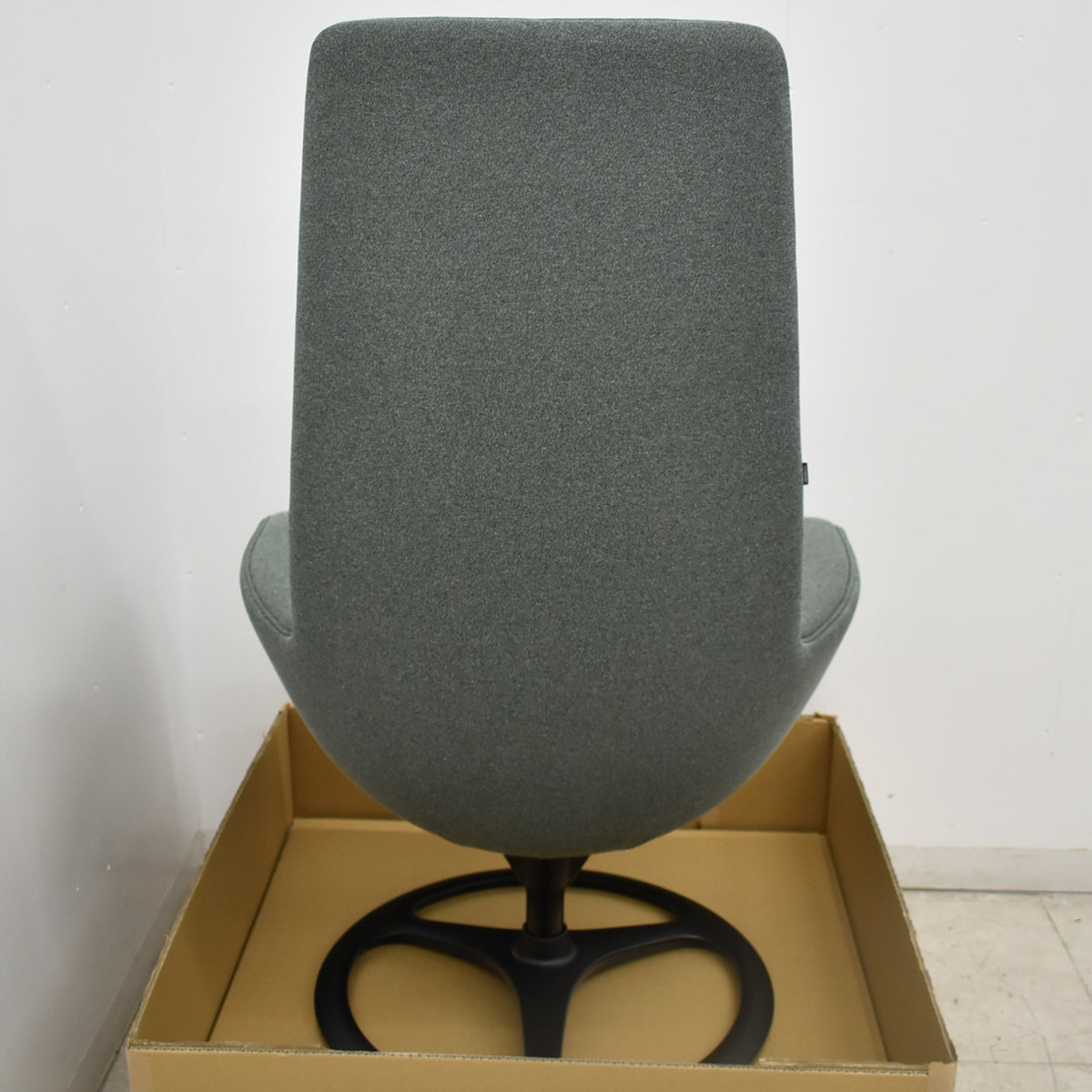 【中古】[新品未使用品]オカムラ　ライブス　パーソナルチェア　EXハイバック　アルミ脚（ブラック）肘付　2026100103【中古オフィス家具】