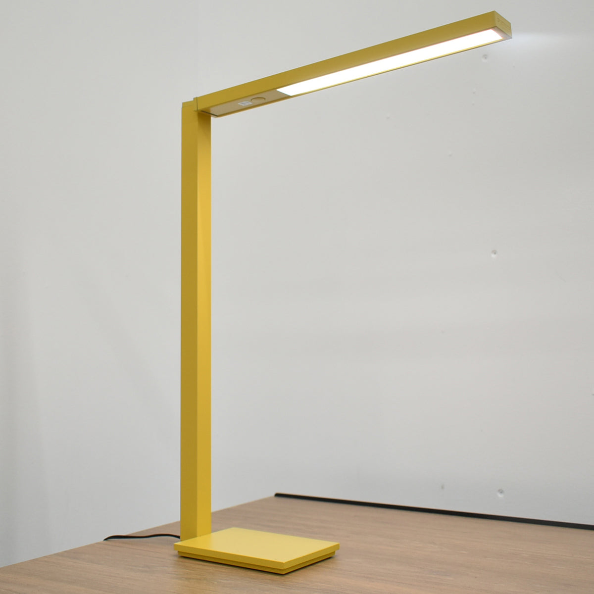 【中古】[新品未使用品]オカムラ　リニエ　LED　タスクライト　スタンドタイプ　イエロー 　2026100107【中古オフィス家具】