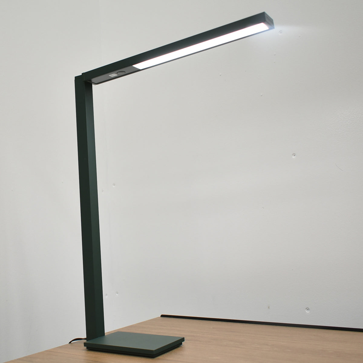【中古】[新品未使用品]オカムラ　リニエ　LED　タスクライト　スタンドタイプ　ダークグリーン 　2026100108【中古オフィス家具】