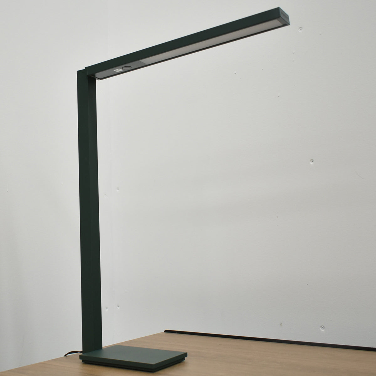 【中古】[新品未使用品]オカムラ　リニエ　LED　タスクライト　スタンドタイプ　ダークグリーン 　2026100108【中古オフィス家具】