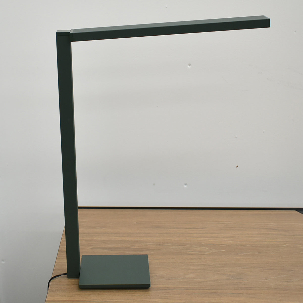 【中古】[新品未使用品]オカムラ　リニエ　LED　タスクライト　スタンドタイプ　ダークグリーン 　2026100108【中古オフィス家具】