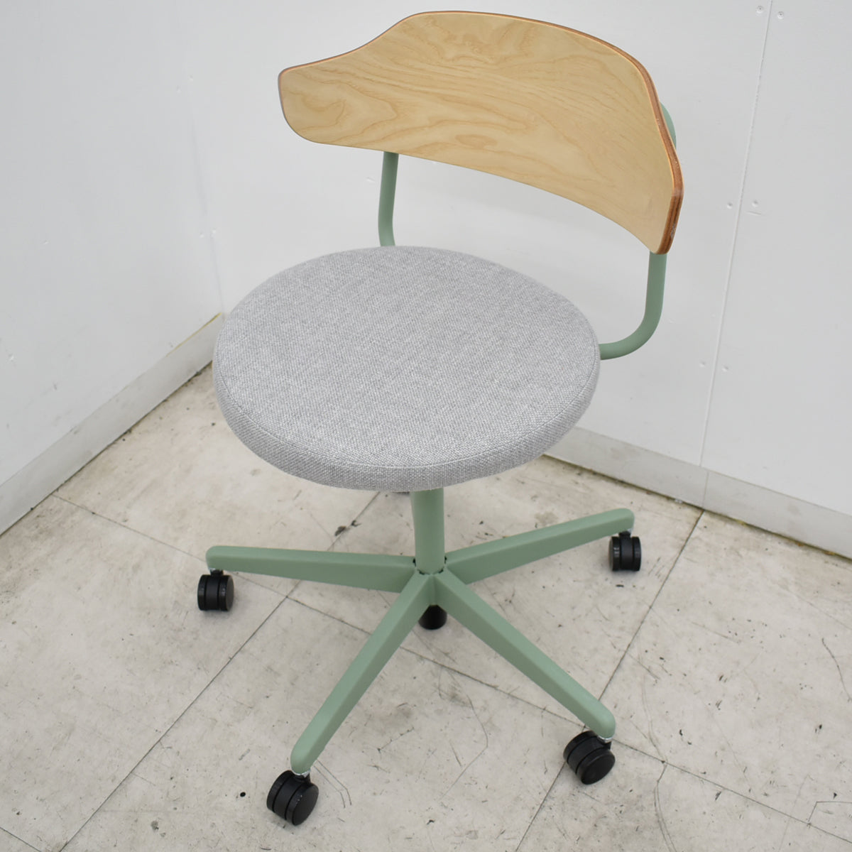 【中古】 コクヨ　DAYS OFFICE　ハングライク　Lifetable type　肘なし　ミーティングチェア　ウレタンキャスター　2024年製　2026100503【中古オフィス家具】