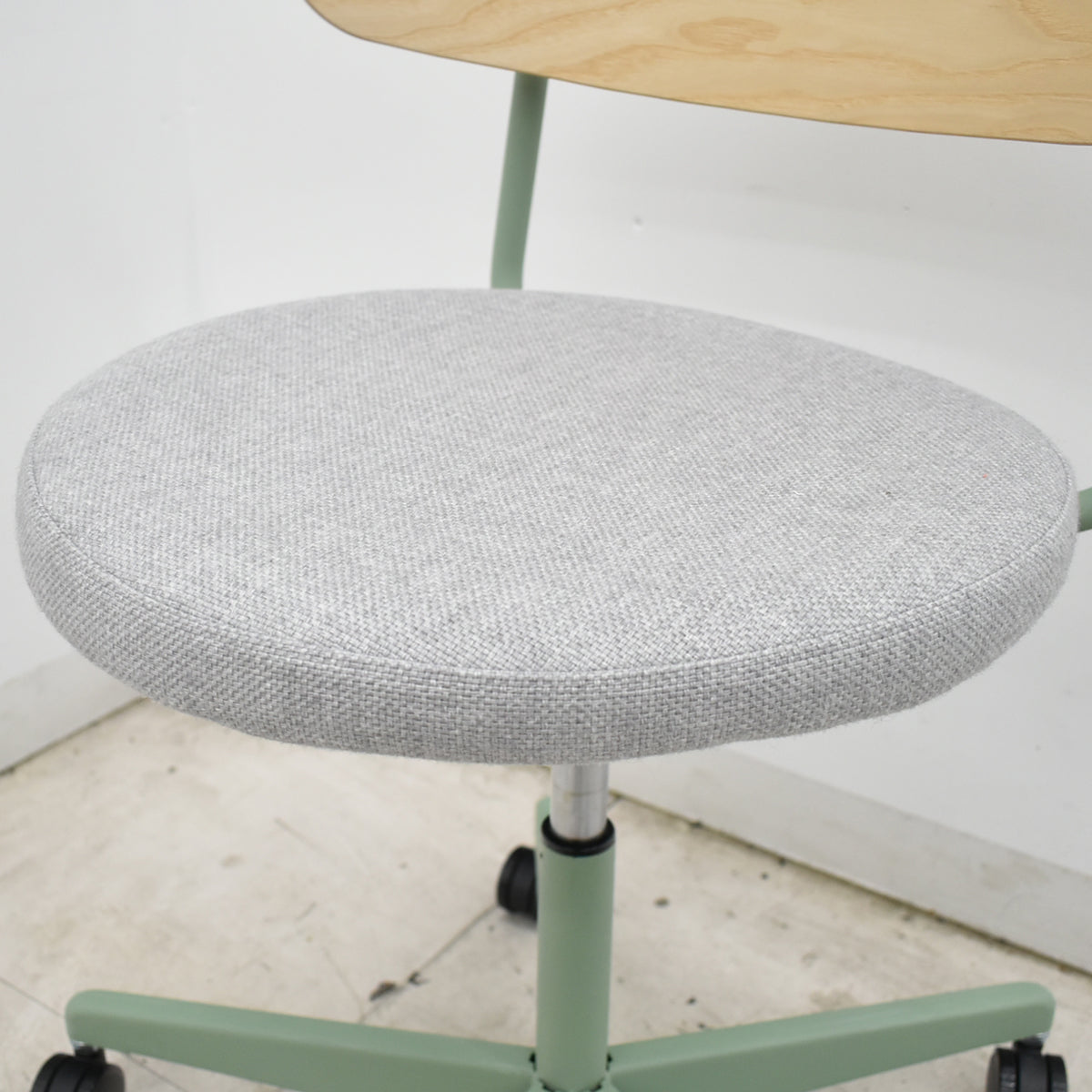 【中古】 コクヨ　DAYS OFFICE　ハングライク　Lifetable type　肘なし　ミーティングチェア　ウレタンキャスター　2024年製　2026100503【中古オフィス家具】