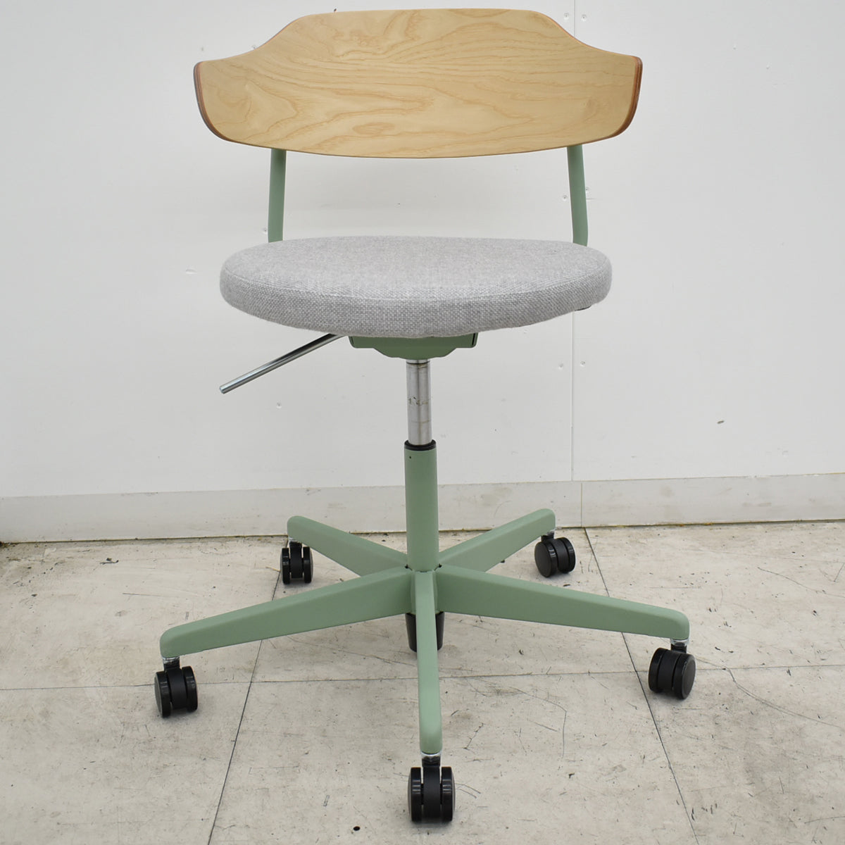 【中古】 コクヨ　DAYS OFFICE　ハングライク　Lifetable type　肘なし　ミーティングチェア　ウレタンキャスター　2024年製　2026100503【中古オフィス家具】