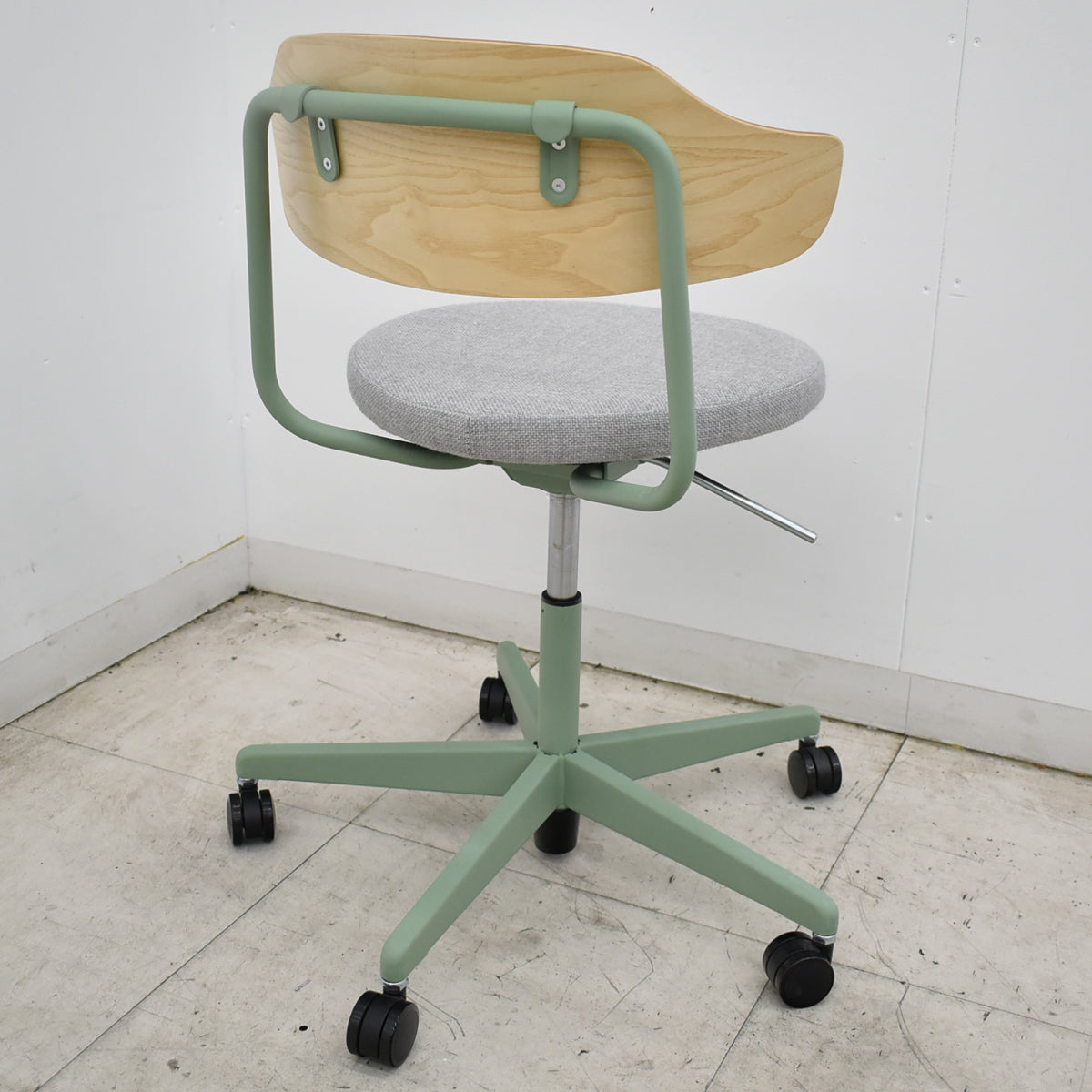 【中古】 コクヨ　DAYS OFFICE　ハングライク　Lifetable type　肘なし　ミーティングチェア　ウレタンキャスター　2024年製　2026100503【中古オフィス家具】