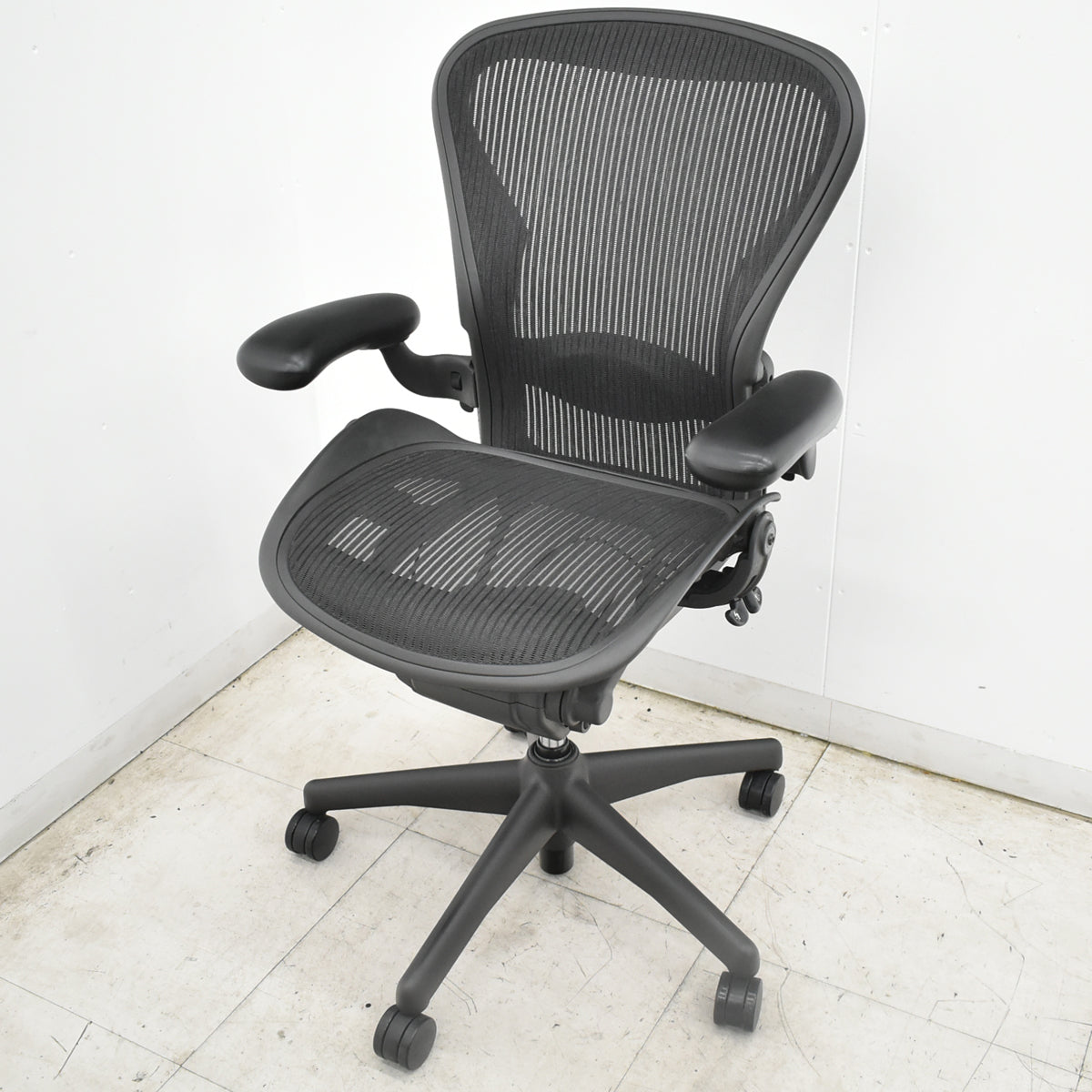 【中古】ハーマンミラー　アーロンチェア　Bサイズ　フル装備　ランバーサポート　肘レバータイプ　昇降ガス新品　ブラック　2026100901【中古オフィス家具】