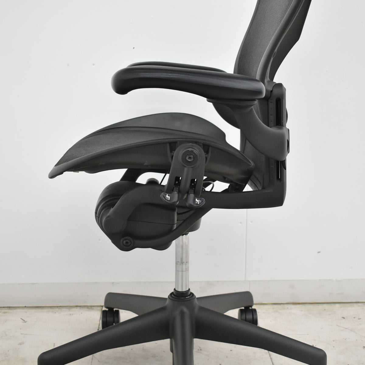 【中古】ハーマンミラー　アーロンチェア　Bサイズ　フル装備　ランバーサポート　肘レバータイプ　昇降ガス新品　ブラック　2026100901【中古オフィス家具】