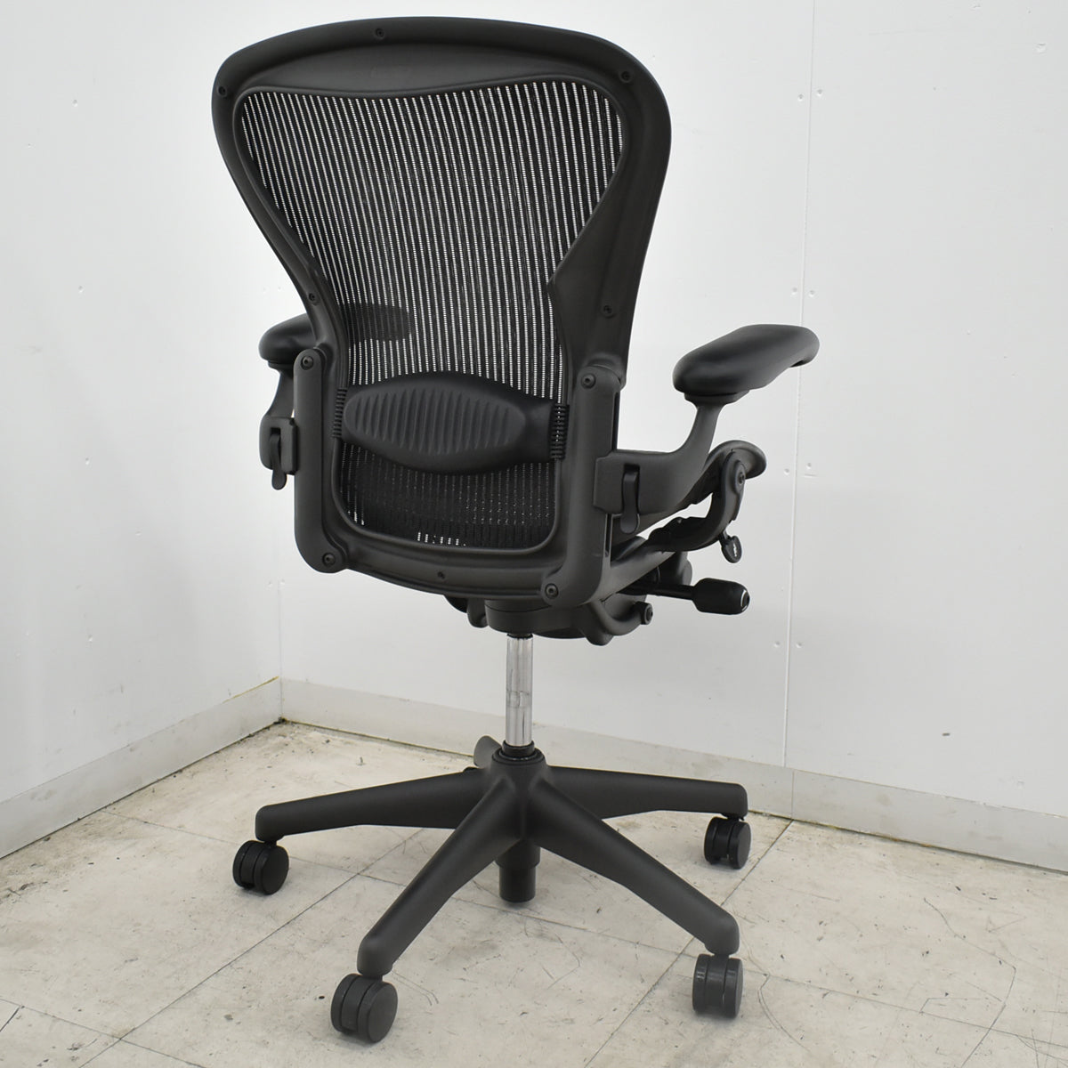 【中古】ハーマンミラー　アーロンチェア　Bサイズ　フル装備　ランバーサポート　肘レバータイプ　昇降ガス新品　ブラック　2026100901【中古オフィス家具】