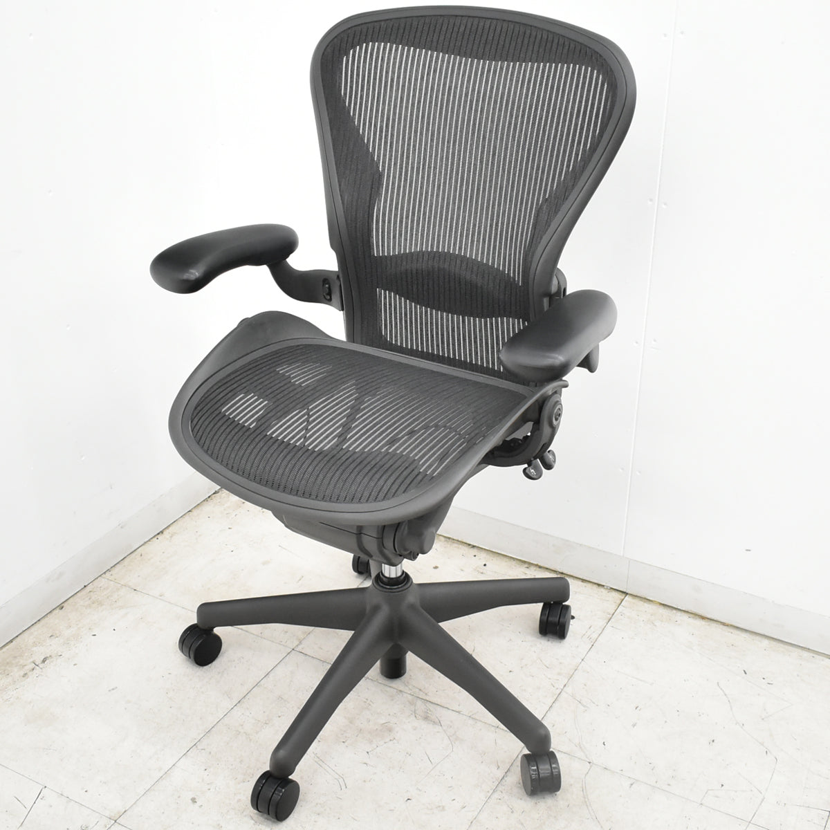 【中古】ハーマンミラー　アーロンチェア　Bサイズ　フル装備　ランバーサポート　肘ダイヤルタイプ　昇降ガス新品　ブラック　2026101001【中古オフィス家具】