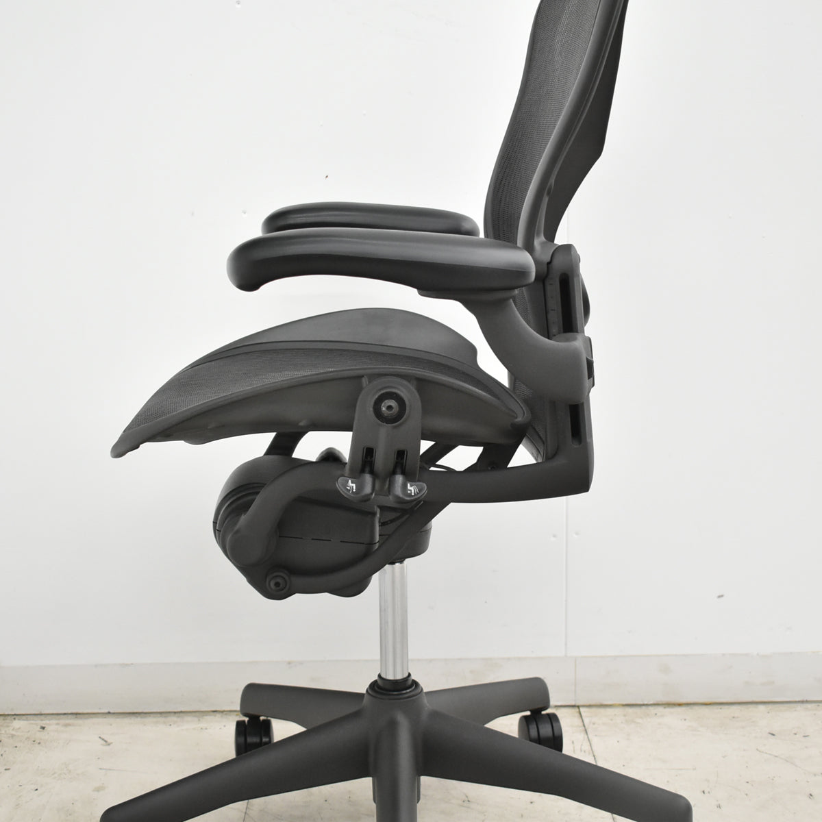 【中古】ハーマンミラー　アーロンチェア　Bサイズ　フル装備　ランバーサポート　肘ダイヤルタイプ　昇降ガス新品　ブラック　2026101001【中古オフィス家具】
