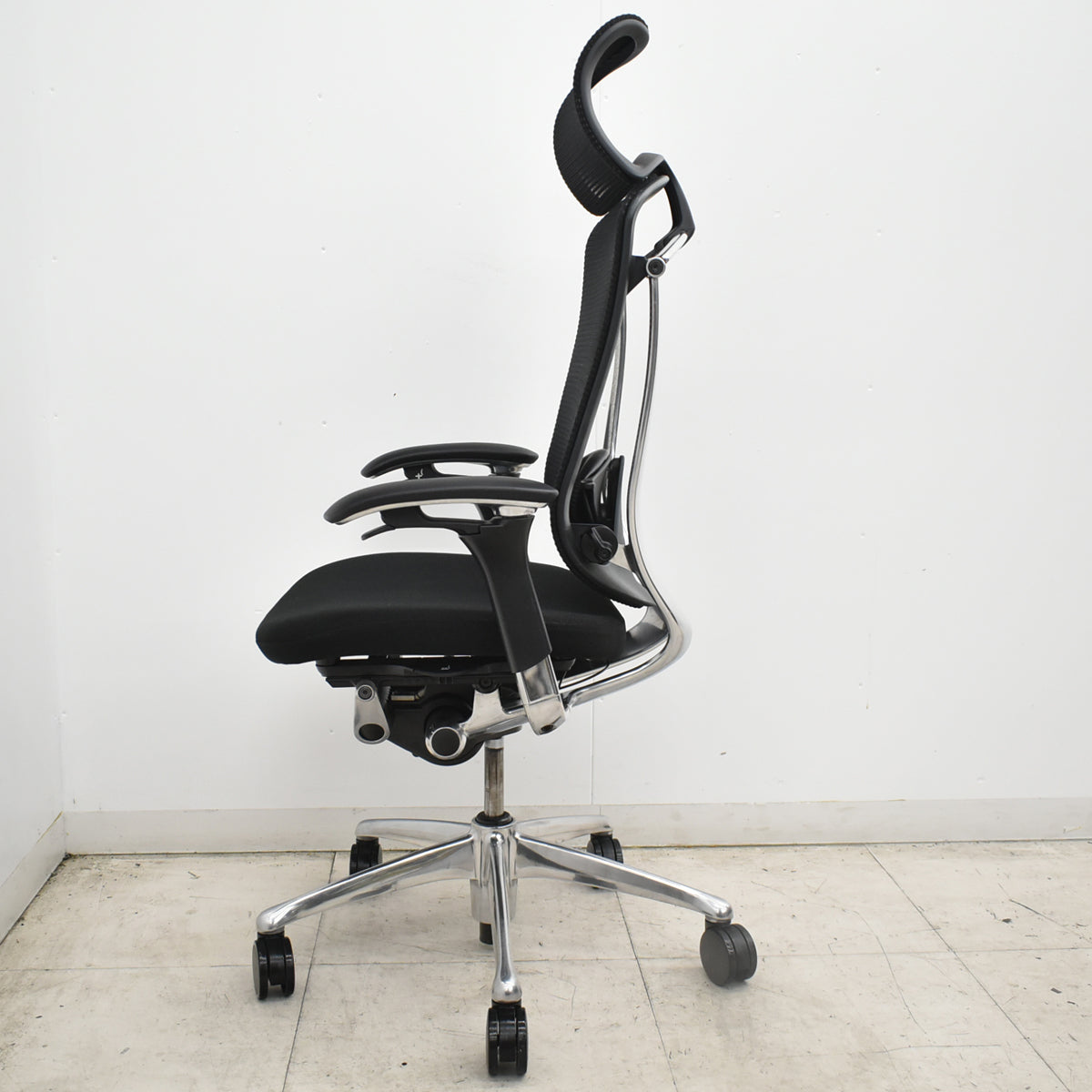 【中古】オカムラ　コンテッサ　大型固定ヘッドレスト　可動肘　ポリッシュ　ランバーサポート　ブラック　2026101002【中古オフィス家具】