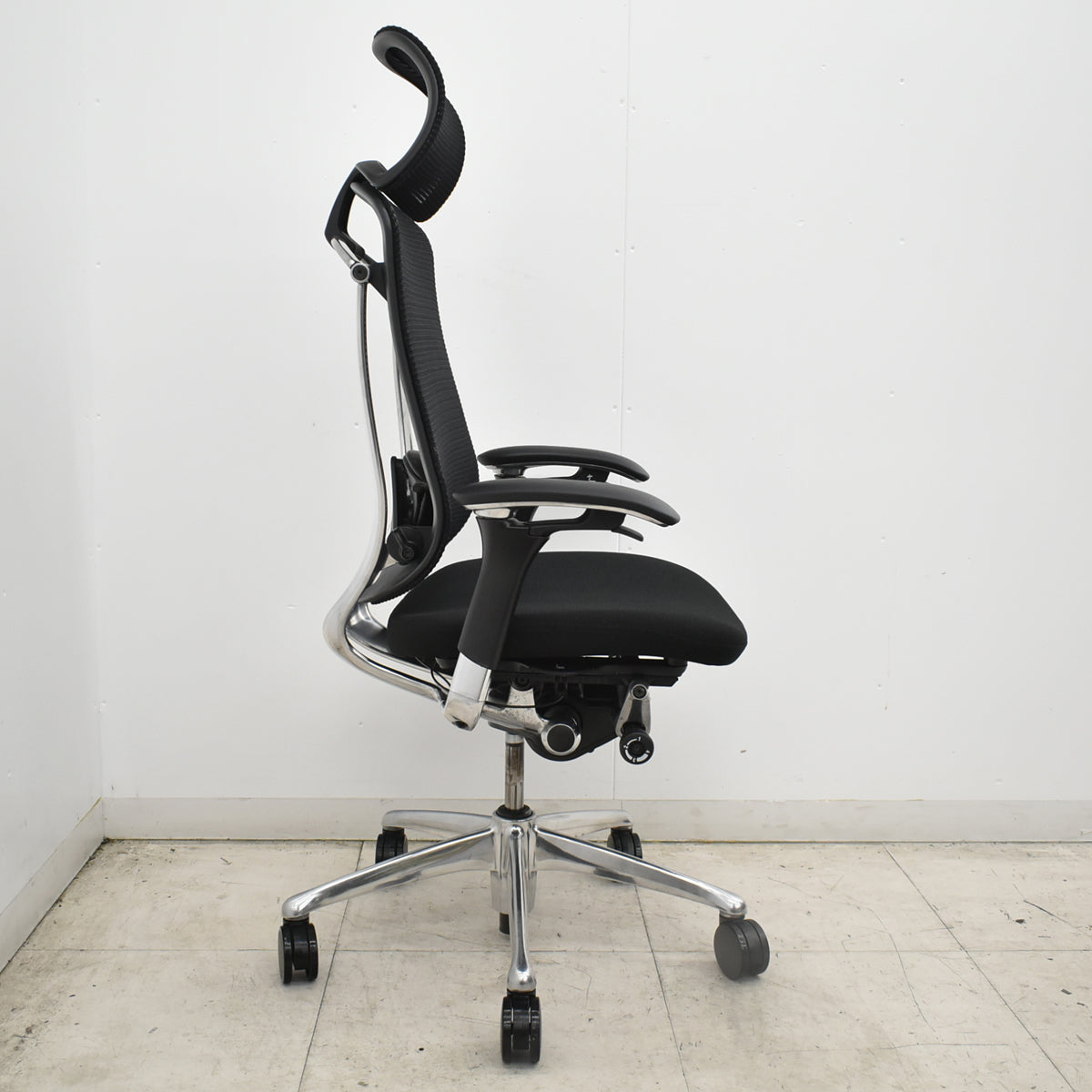 【中古】オカムラ　コンテッサ　大型固定ヘッドレスト　可動肘　ポリッシュ　ランバーサポート　ブラック　2026101002【中古オフィス家具】