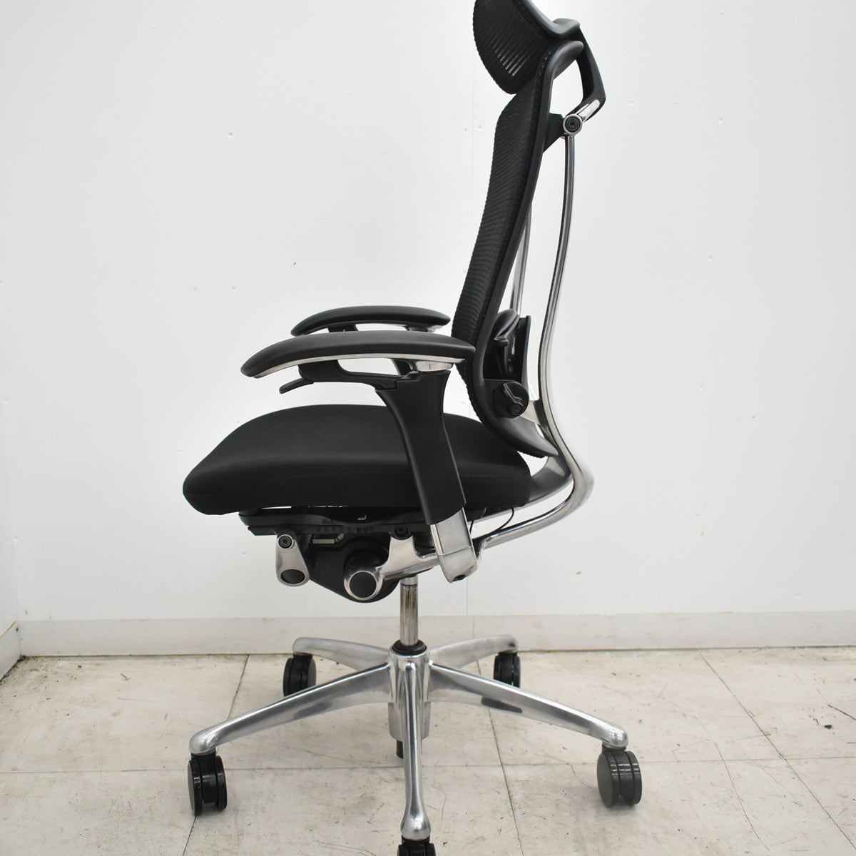 【中古】オカムラ　コンテッサ　大型固定ヘッドレスト　可動肘　ポリッシュ　ランバーサポート　ブラック　2026101003【中古オフィス家具】