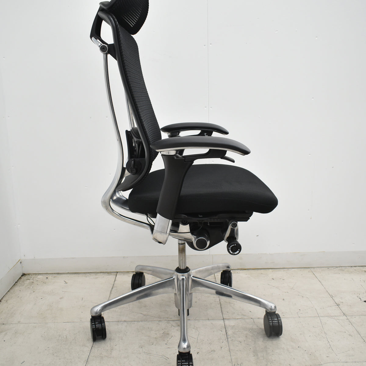 【中古】オカムラ　コンテッサ　大型固定ヘッドレスト　可動肘　ポリッシュ　ランバーサポート　ブラック　2026101003【中古オフィス家具】