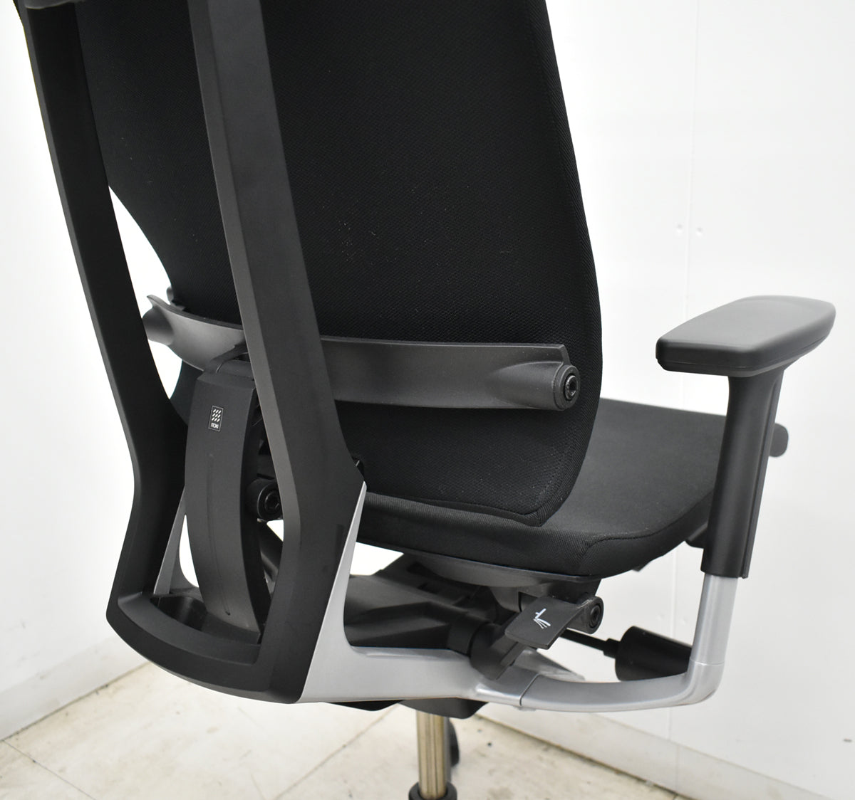 【中古】イトーキ　スピーナ　可動式ヘッドレスト　可動肘　アクティブランバーサポート　2020年製　ハンガー　ブラック　2026101004【中古オフィス家具】