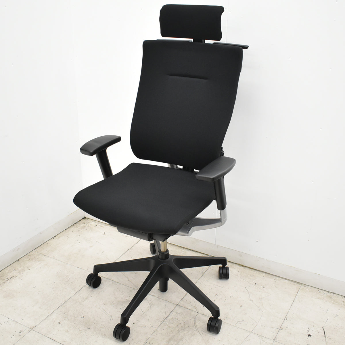 【中古】イトーキ　スピーナ　可動式ヘッドレスト　可動肘　アクティブランバーサポート　2020年製　ハンガー　ブラック　2026101004【中古オフィス家具】