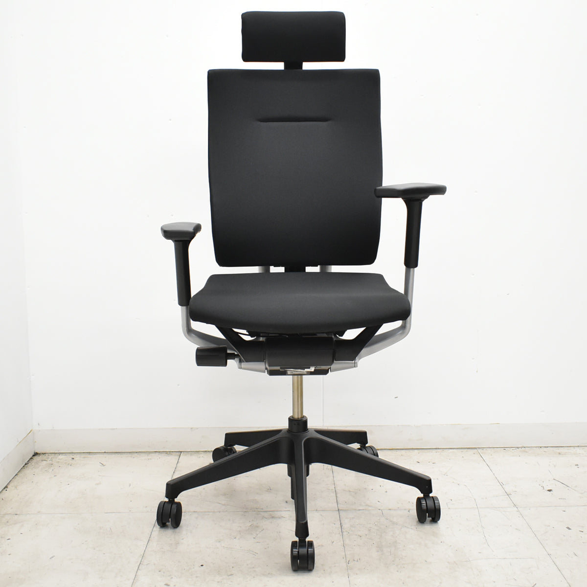 【中古】イトーキ　スピーナ　可動式ヘッドレスト　可動肘　アクティブランバーサポート　2020年製　ハンガー　ブラック　2026101004【中古オフィス家具】
