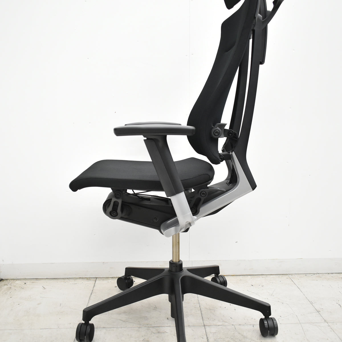 【中古】イトーキ　スピーナ　可動式ヘッドレスト　可動肘　アクティブランバーサポート　2020年製　ハンガー　ブラック　2026101004【中古オフィス家具】