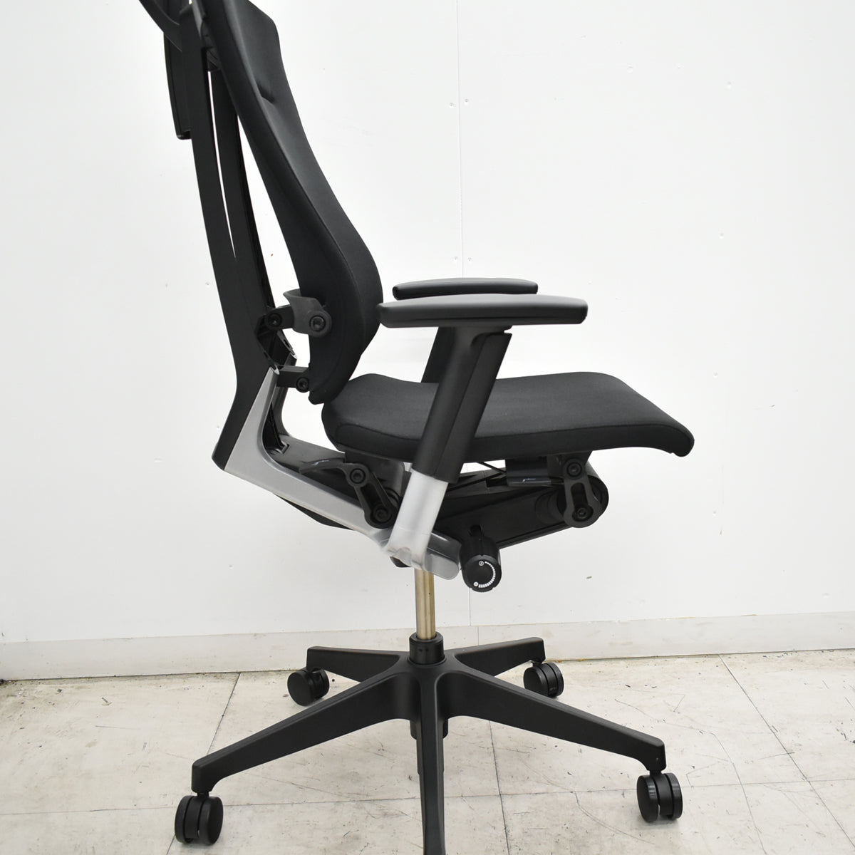 【中古】イトーキ　スピーナ　可動式ヘッドレスト　可動肘　アクティブランバーサポート　2020年製　ハンガー　ブラック　2026101004【中古オフィス家具】