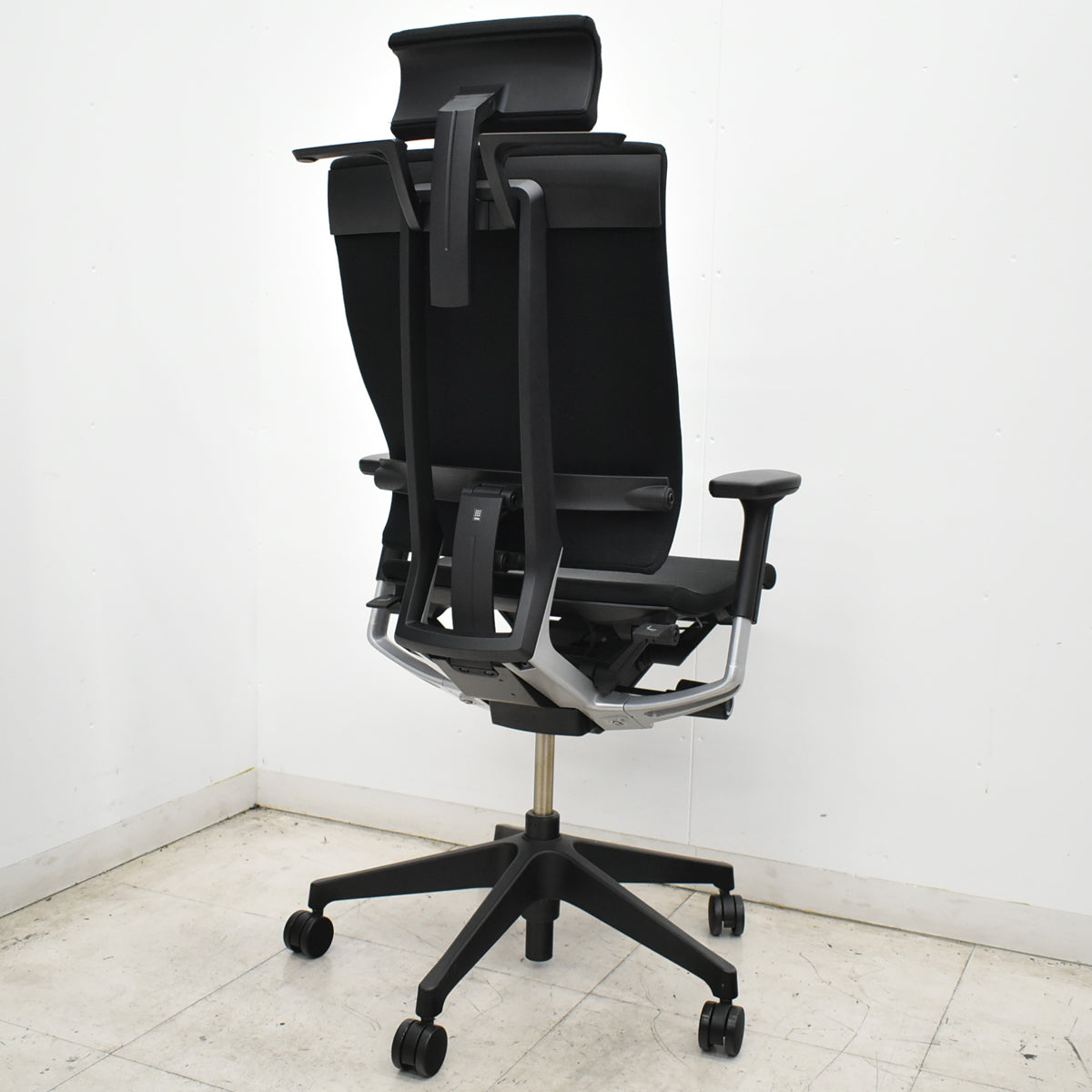 【中古】イトーキ　スピーナ　可動式ヘッドレスト　可動肘　アクティブランバーサポート　2020年製　ハンガー　ブラック　2026101004【中古オフィス家具】
