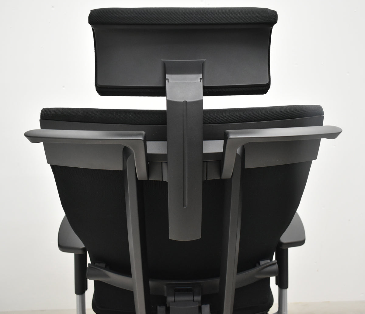 【中古】イトーキ　スピーナ　可動式ヘッドレスト　可動肘　アクティブランバーサポート　2020年製　ハンガー　ブラック　2026101004【中古オフィス家具】