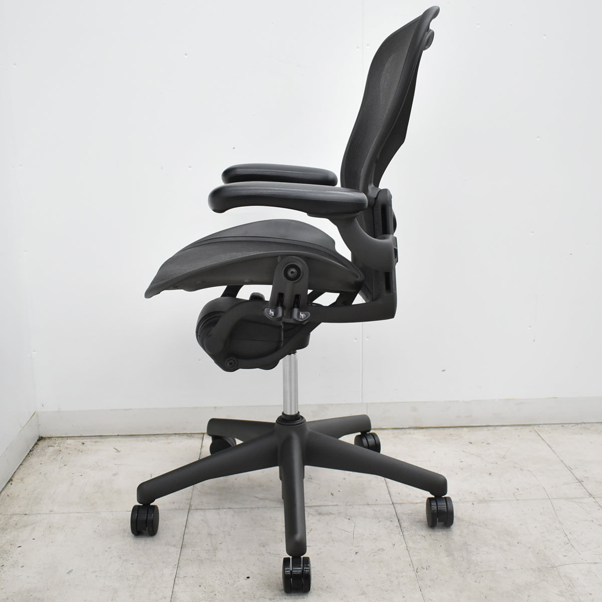 【中古】ハーマンミラー アーロンチェア Bサイズ フル装備 ランバーサポート 肘ダイヤルタイプ 昇降ガス新品 ブラック 2026101301