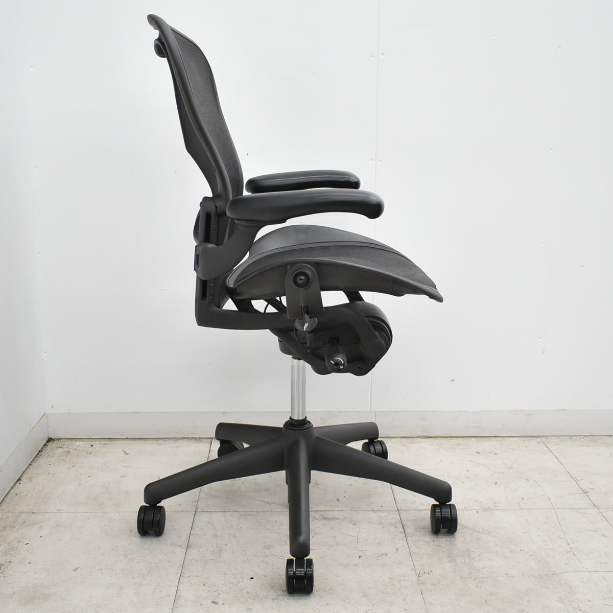 【中古】ハーマンミラー アーロンチェア Bサイズ フル装備 ランバーサポート 肘ダイヤルタイプ 昇降ガス新品 ブラック 2026101301