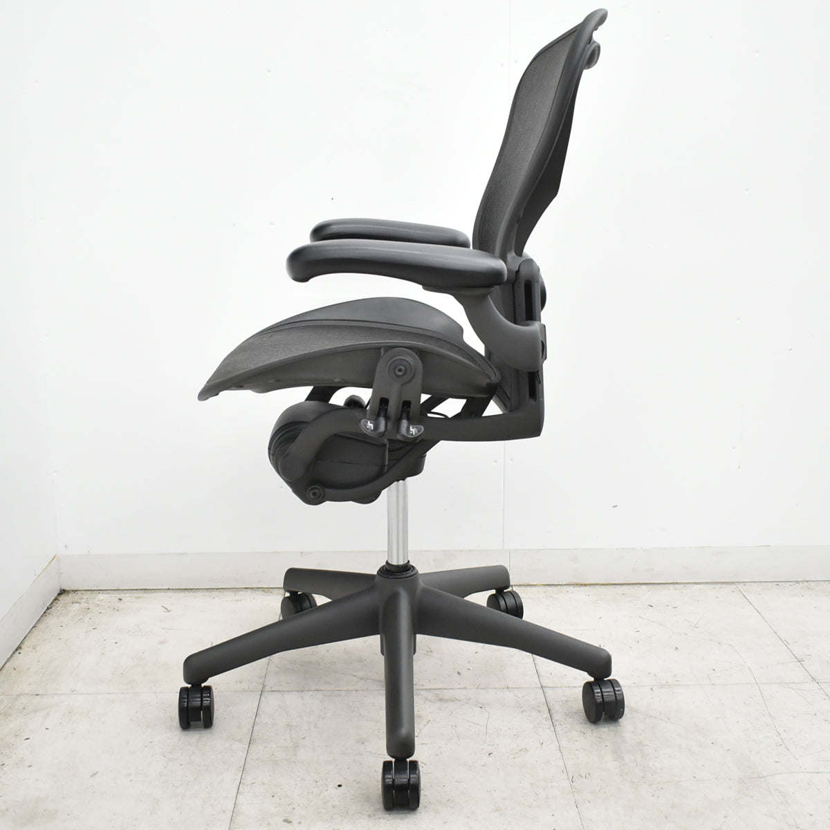 【中古】ハーマンミラー アーロンチェア Bサイズ フル装備 ランバーサポート 肘レバータイプ ブラック 2026101302
