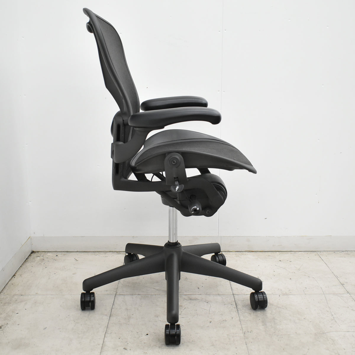 【中古】ハーマンミラー アーロンチェア Bサイズ フル装備 ランバーサポート 肘レバータイプ ブラック 2026101302