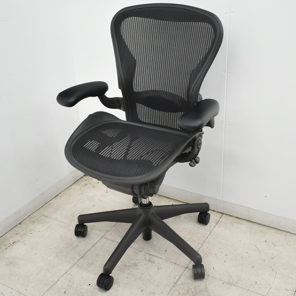 【中古】ハーマンミラー　アーロンチェア　Bサイズ　フル装備　ランバーサポート　肘ダイヤルタイプ　昇降ガス新品　ブラック 2026101303