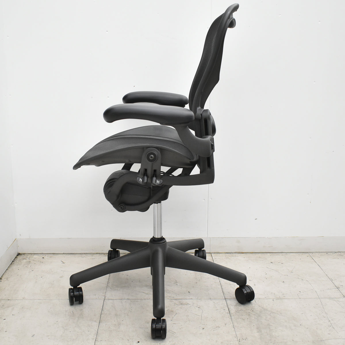 【中古】ハーマンミラー　アーロンチェア　Bサイズ　フル装備　ランバーサポート　肘ダイヤルタイプ　昇降ガス新品　ブラック 2026101303